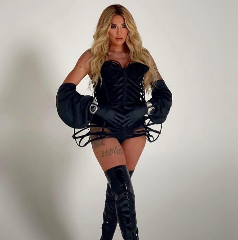 Η Αγγελική Ηλιάδη με μαύρο δερμάτινο outfit