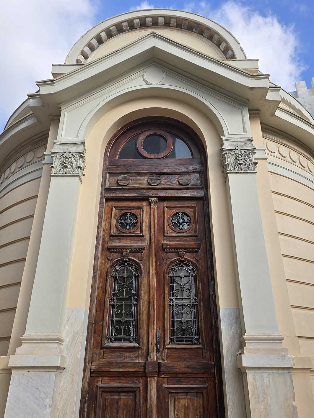 Φωτογραφία της εισόδου από τον ιερό ναό Αγίου Νικολάου Θων στους Αμπελόκηπους