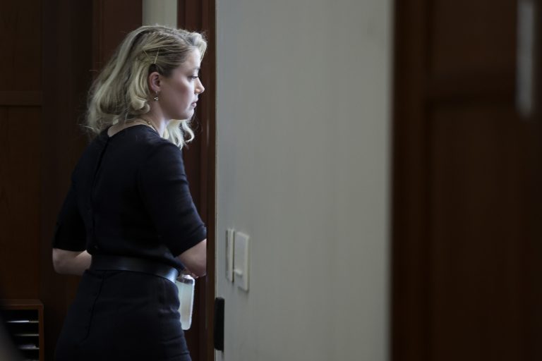 H Amber Heard αποχωρεί από το δικαστήριο μετά την ετυμηγορία των ενόρκων στη Βρτζίνια, 1 Ιουνίου 2022