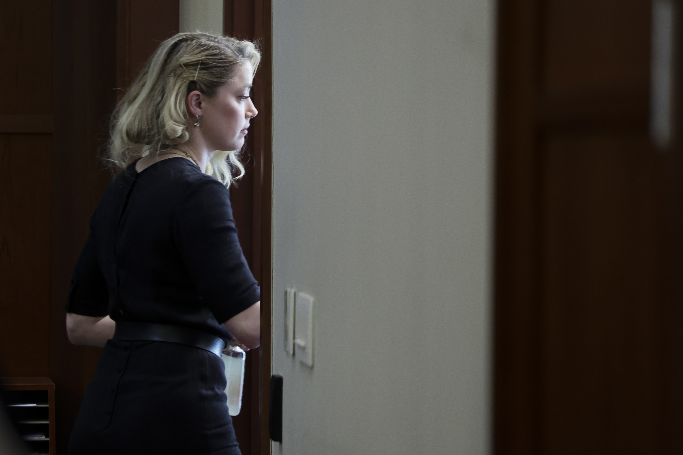 H Amber Heard αποχωρεί από το δικαστήριο μετά την ετυμηγορία των ενόρκων στη Βρτζίνια, 1 Ιουνίου 2022