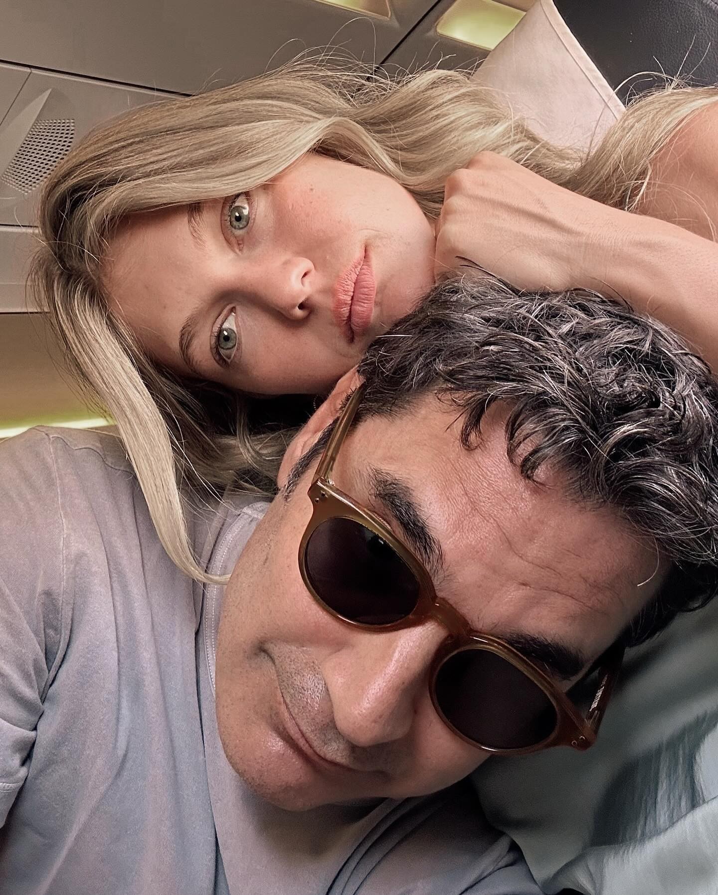 Η Κλέλια Ανδριολάτου αγκαλιά με τον Χριστόφορο Παπακαλιάτη