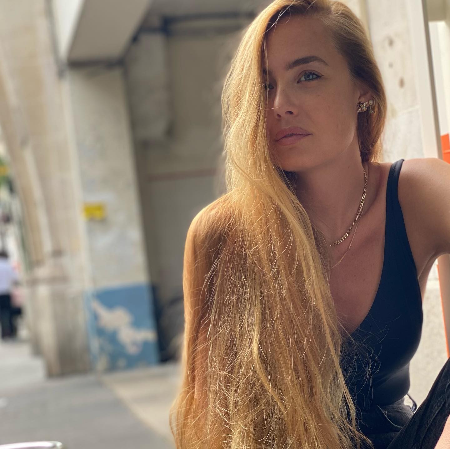 Αντωνία Καλλιμούκου με μαύρο τοπ