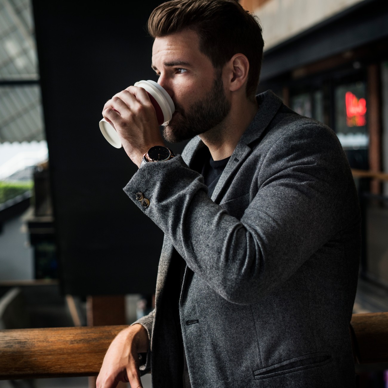 Γοητευτικός άντρας πίνει καφέ