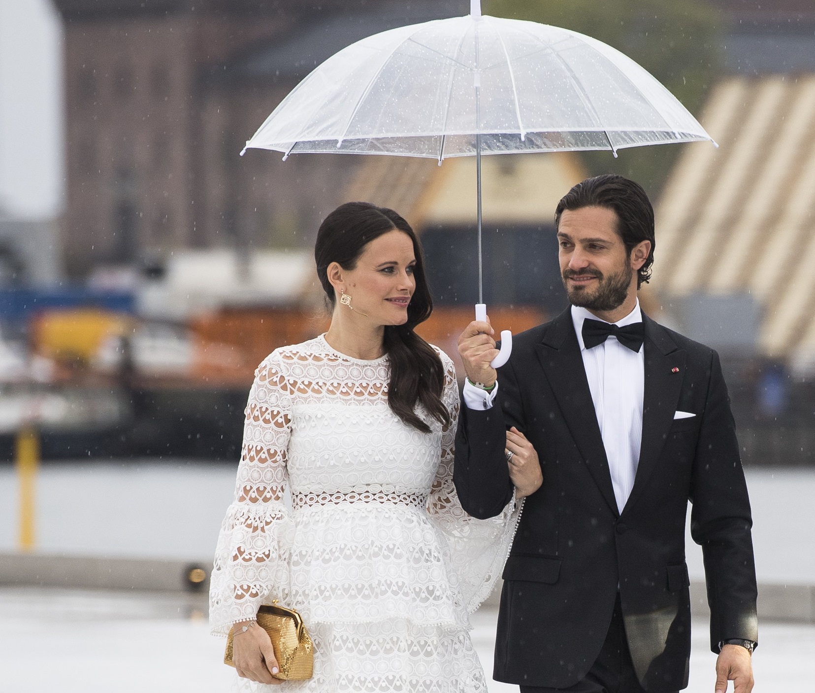 Ο πρίγκιπας Carl Philip και η πριγκίπισσα Sofia της Σουηδίας φτάνουν για το δείπνο στη διάρκεια των εορτασμών για τα 80ά γενέθλια του Νορβηγού βασιλιά Harald και της βασίλισσας Sofia στην Όπερα του Όσλο, Νορβηγία, 10 Μαΐου 2017.