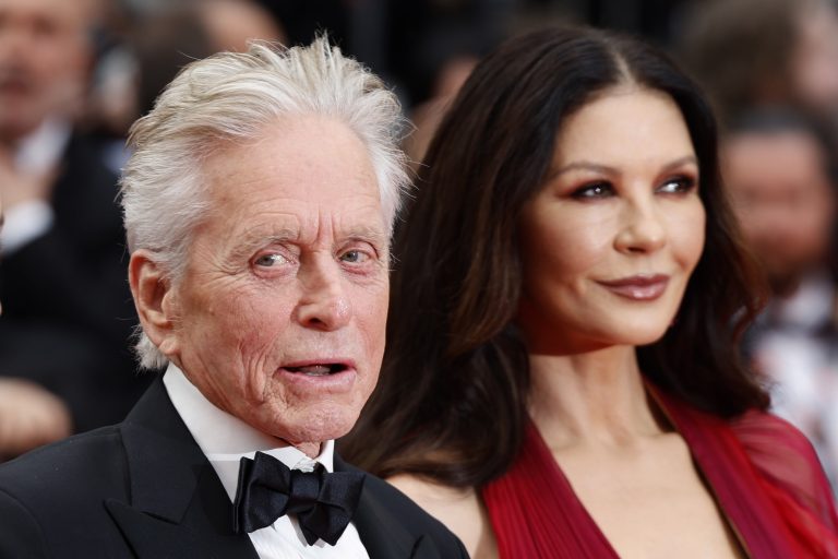 Ο Michael Douglas και η Catherine Zeta-Jones φτάνουν στην τελετή έναρξης του 76ου ετήσιου Φεστιβάλ Κινηματογράφου των Καννών, στις 16 Μαΐου 2023.