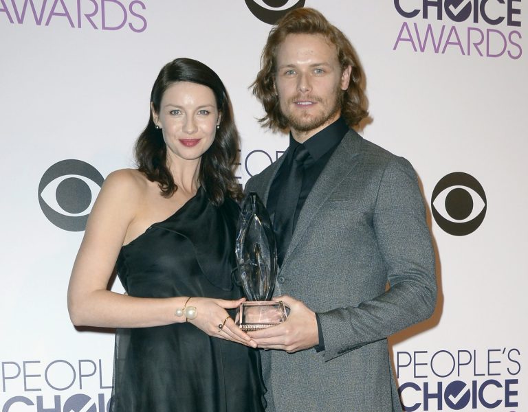 H Caitriona Balfe και ο Sam Heughan ποζάρουν με το βραβείο τους στην αίθουσα Τύπου στα 41α People's Choice Awards στο Λος Αντζελες, 07 Ιανουαρίου 2015.