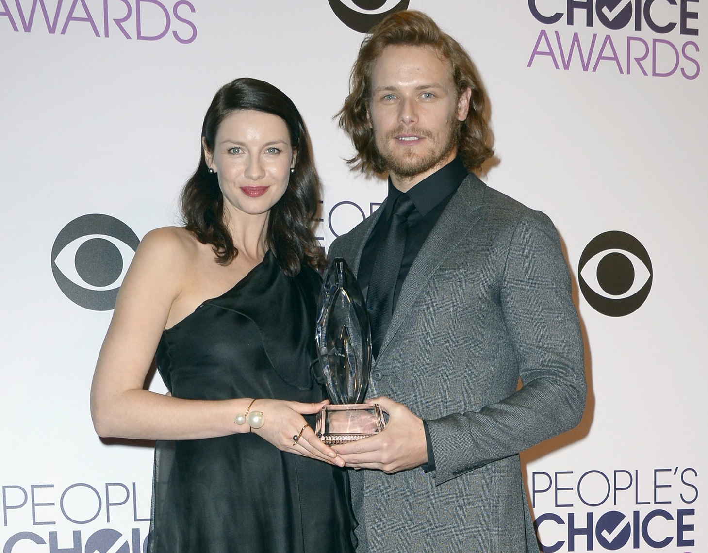 H Caitriona Balfe και ο Sam Heughan ποζάρουν με το βραβείο τους στην αίθουσα Τύπου στα 41α People's Choice Awards στο Λος Αντζελες, 07 Ιανουαρίου 2015.