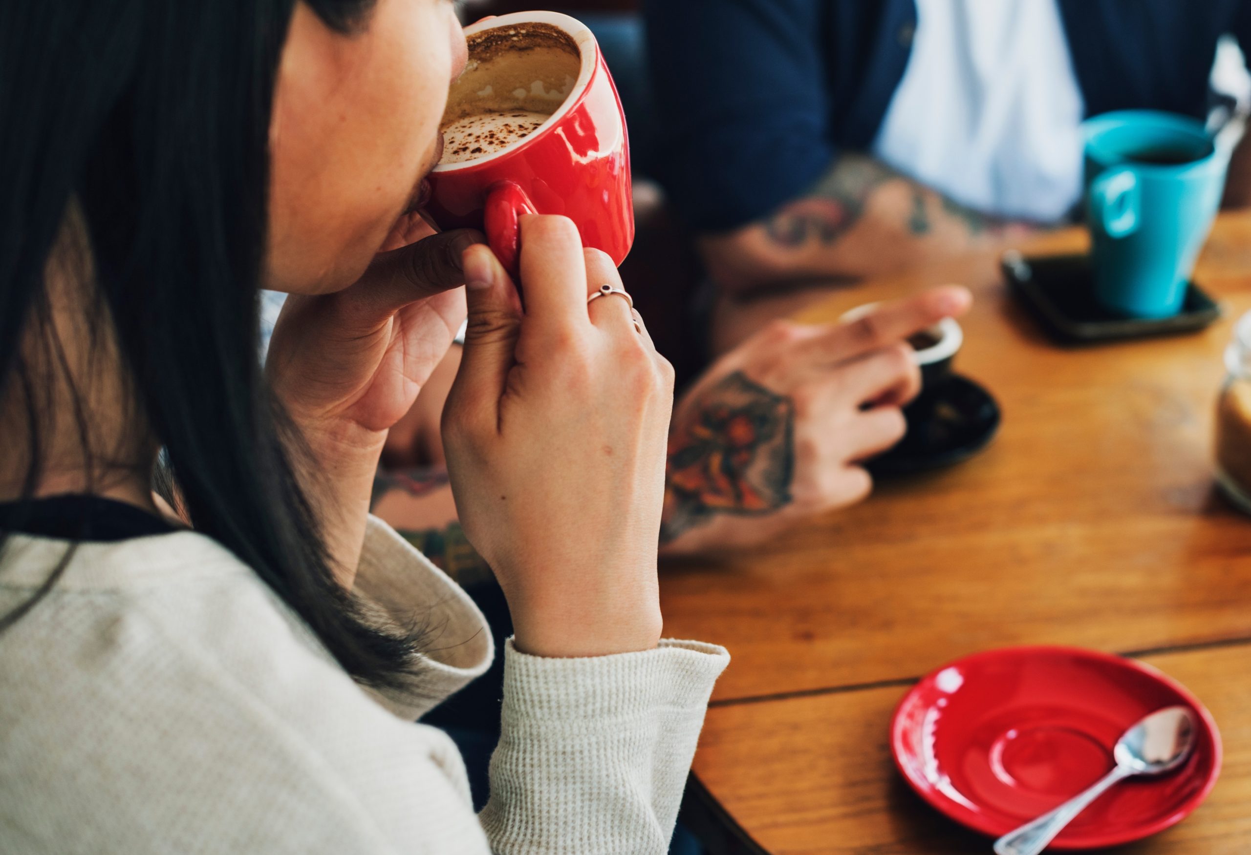 Φίλοι πίνουν ζεστά ροφήματα