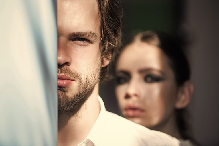 Νεαρό ζευγάρι μετά από καβγά ή προσπαθώντας να επιβληθεί ο ένας στον άλλον.