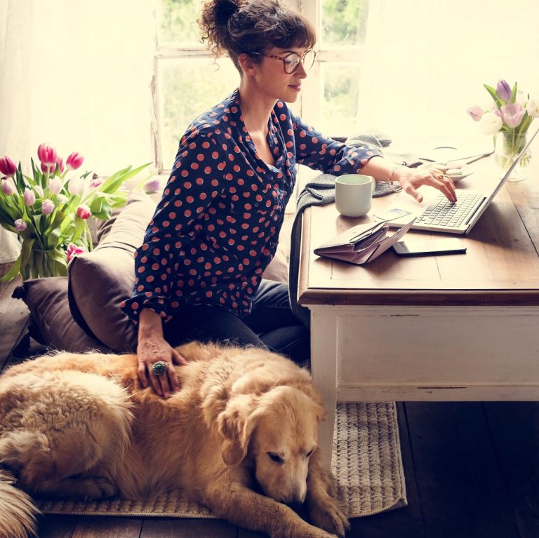 Γυναίκα εργάζεται από το σπίτι