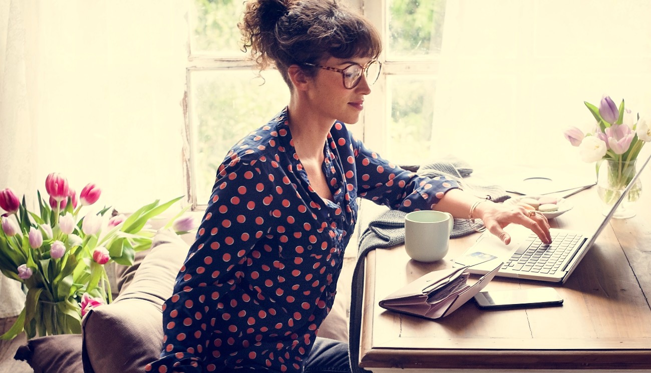 Γυναίκα εργάζεται από το σπίτι