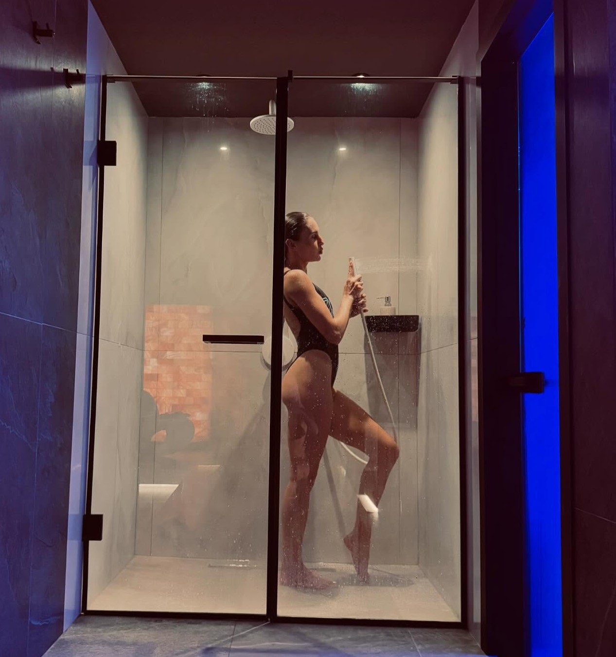 Η Κατερίνα Δαλάκα στο ντους