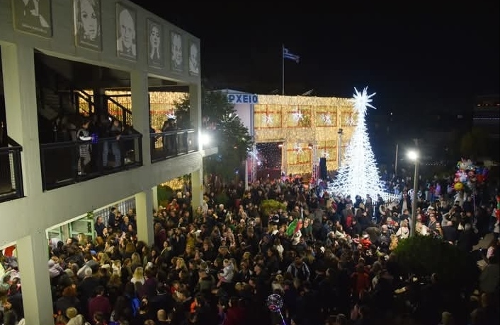 O κόσμος συγκεντρωμένος στον δήμο Ελληνικού απολαμβάνει τη βραδιά.