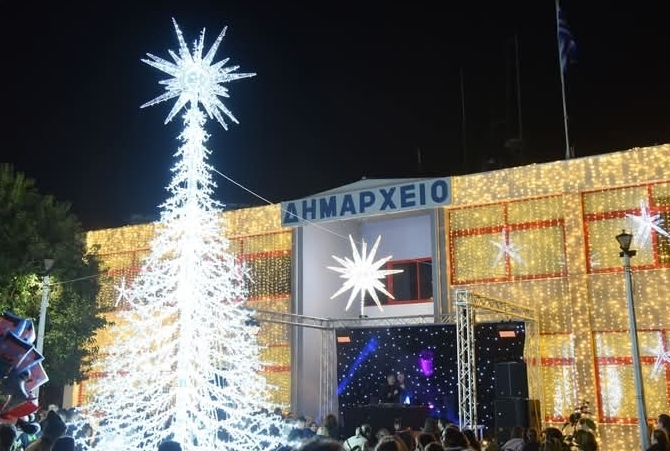 Το δημαρχείιο του δήμου Ελληνικού Αργυρούπολης με το χριστουγεννιάτικο δέντρο.