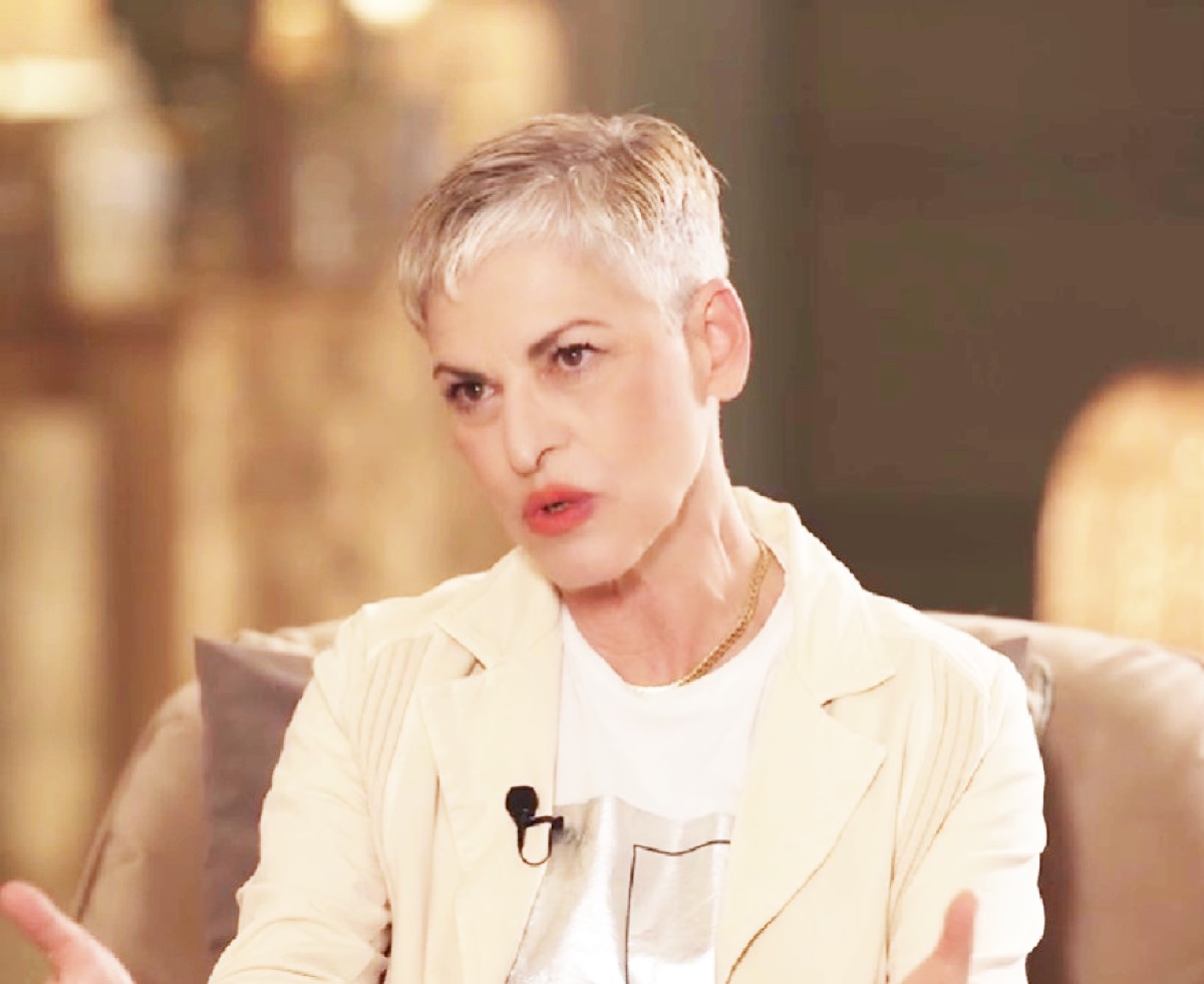 Η Ελένη Ψυχούλη με λευκό σακάκι