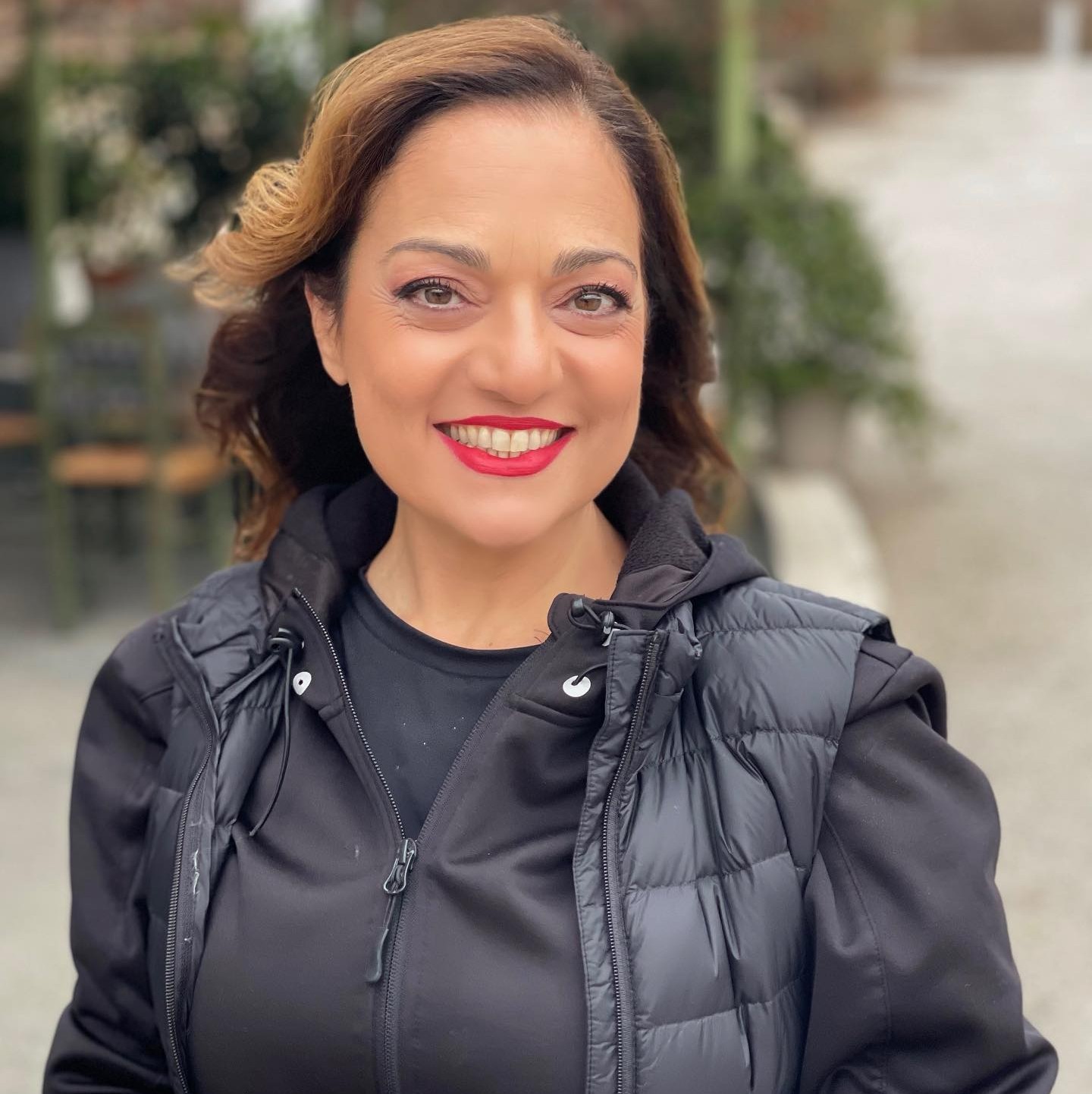 Η Ελένη Καρακάση με κόκκινο κραγιόν