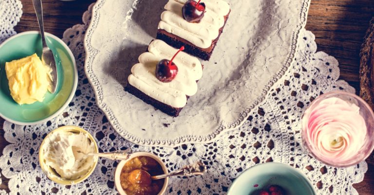 γλυκό με κερασάκι