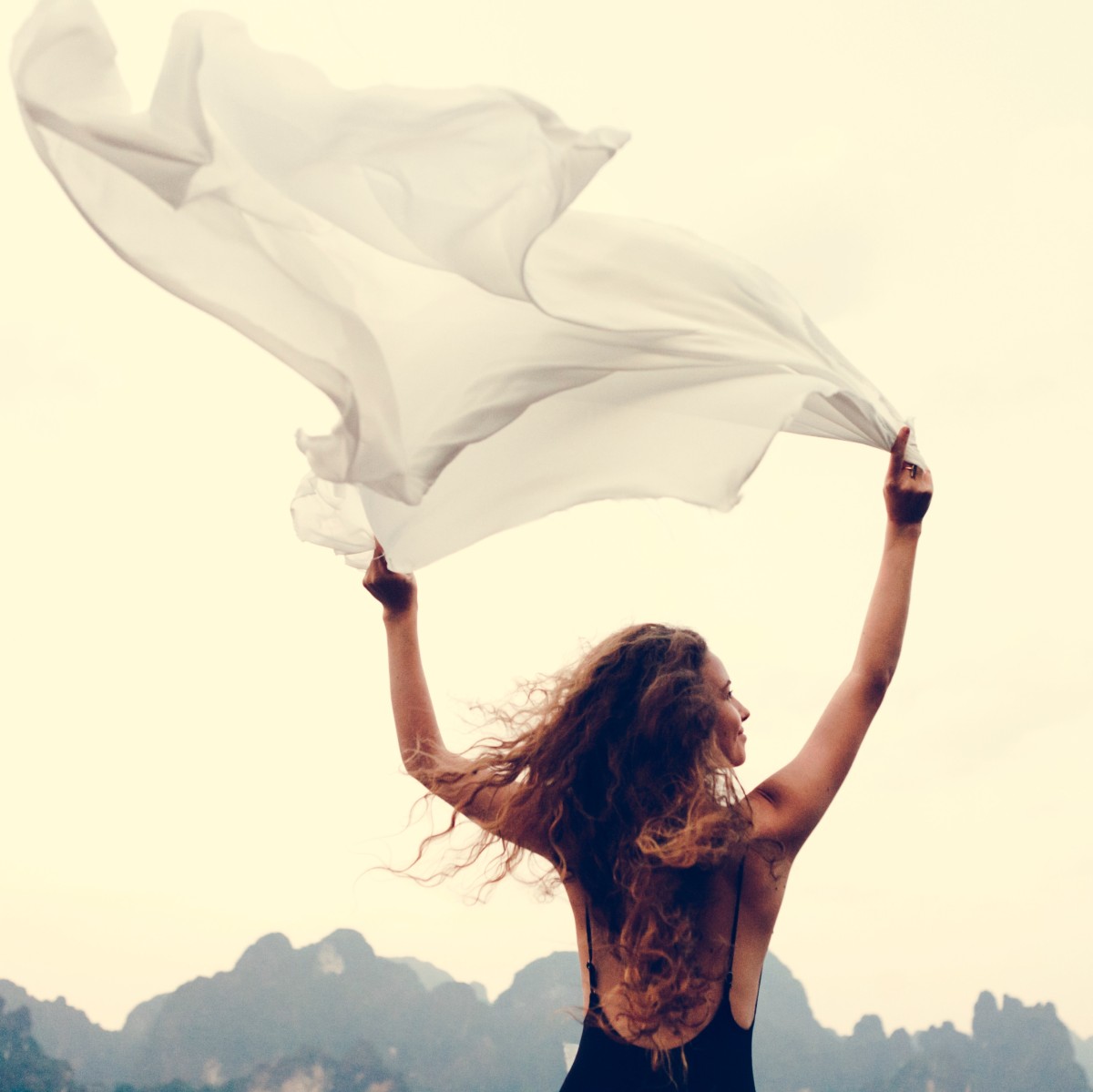 Γυναίκα με λευκό πανί