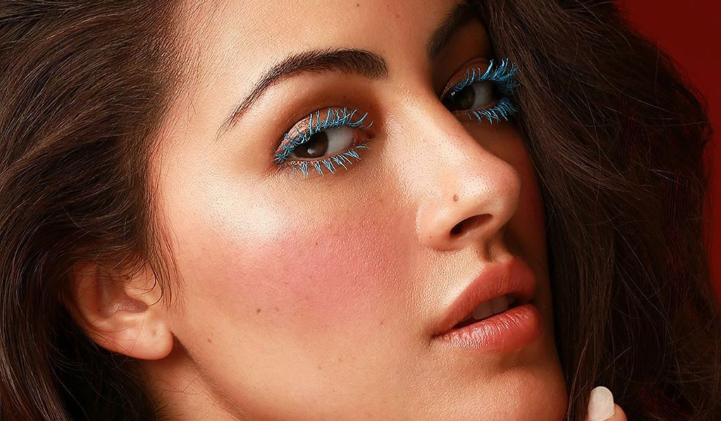 Γυναίκα με χρωματιστά μάσκαρα