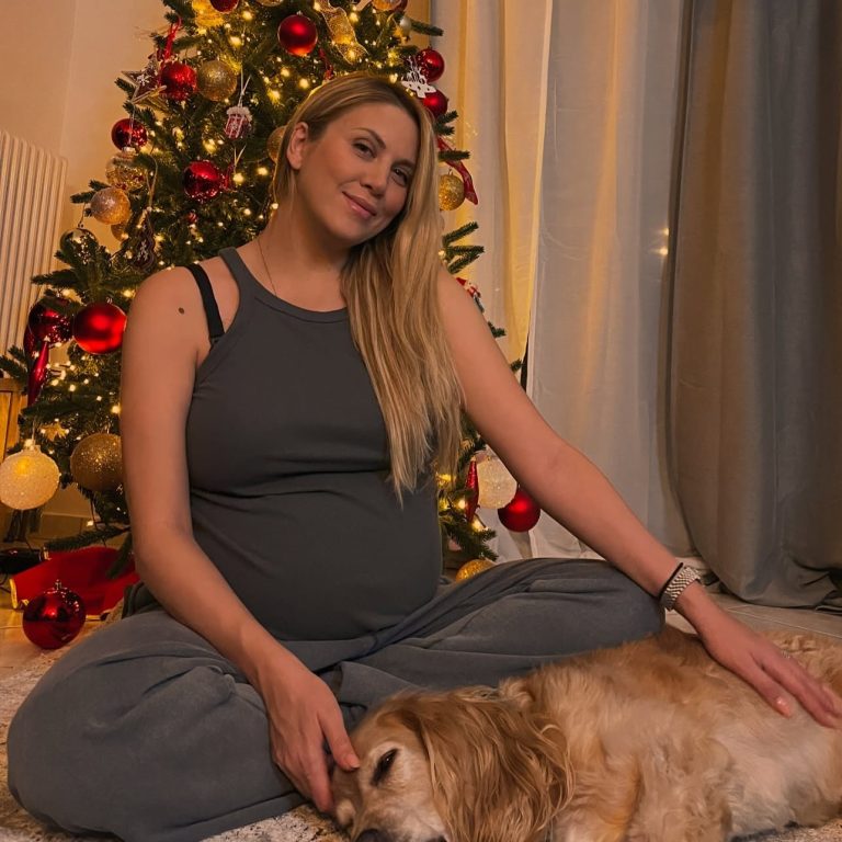 Η Φωτεινη πετρογιάννη έγκυος μπροστά στο χριστουγεννιάτικο δέντρο