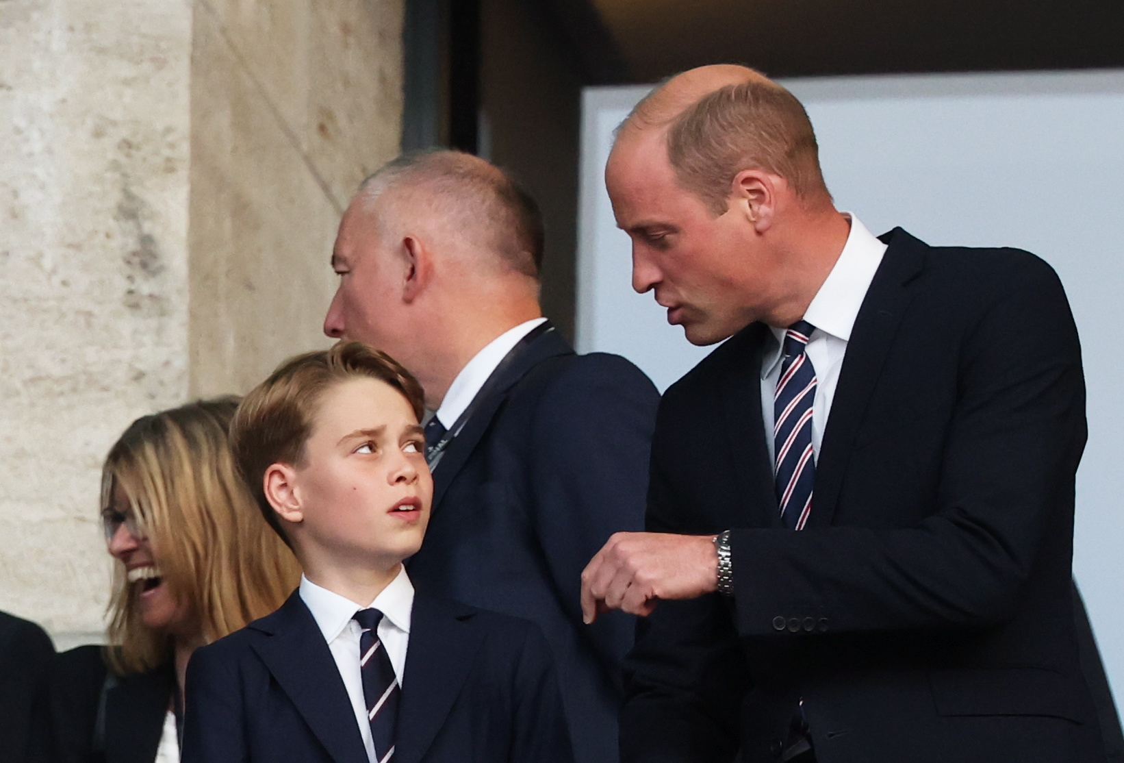 O πρίγκιπας William, και ο γιος του, πρίγκιπας George συζητούν πριν από τον αγώνα ποδοσφαίρου μεταξύ Ισπανίας και Αγγλίας, στο Βερολίνο, Γερμανία, 14 Ιουλίου 2024.