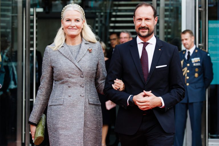 Ο διάδοχος της Νορβηγίας Haakon και η διάδοχος πριγκίπισσα Mette-Marit παρευρίσκονται σε μια τελετή για τον εορτασμό της 25ης επετείου των Σκανδιναβικών Πρεσβειών στο Βερολίνο, 21 Οκτωβρίου 2024.