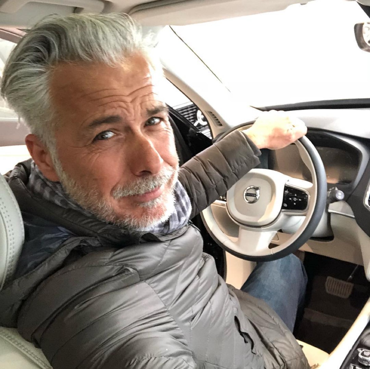 Ο Χάρης Χριστόπουλος στο αυτοκίνητό του