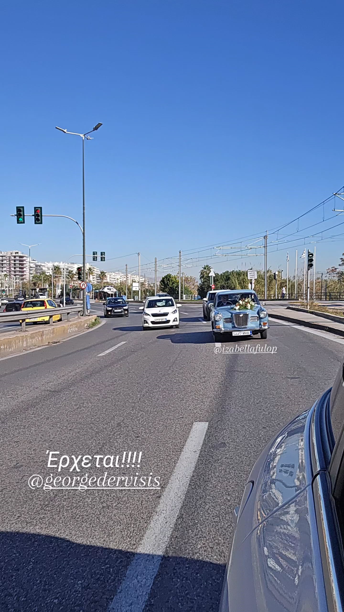 Με αυτοκίνητο αντίκα πηγαίνει στην εκκλησία η Ιζαμπέλλα Φούλοπ