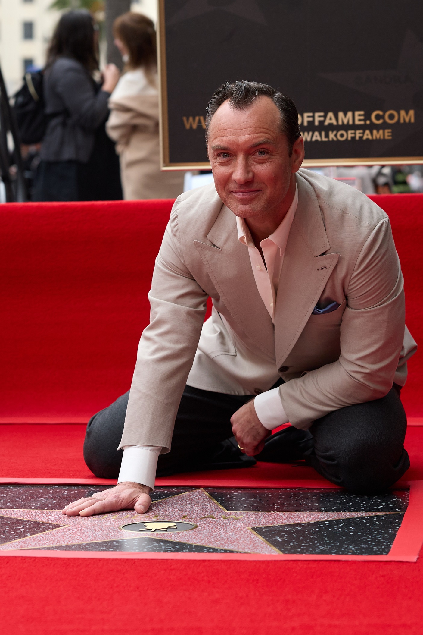 Ο Jude Law αγγίζει το αστέρι του στο Walk of Fame του Χόλιγουντ κατά τη διάρκεια τελετής αποκαλυπτηρίων στο Λος Άντζελες, Καλιφόρνια, ΗΠΑ, 12 Δεκεμβρίου 2024.