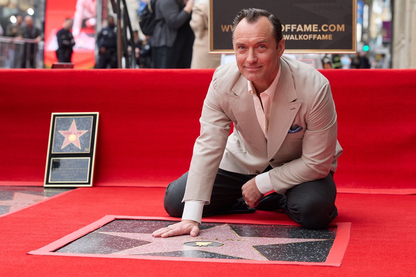 Ο Jude Law αγγίζει το αστέρι του στο Walk of Fame του Χόλιγουντ κατά τη διάρκεια τελετής αποκαλυπτηρίων στο Λος Άντζελες, Καλιφόρνια, ΗΠΑ, 12 Δεκεμβρίου 2024.