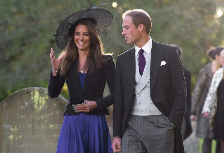 O πρίγκιπας William και η Kate Middleton παρευρίσκονται στον γάμο του φίλου τους Harry Meade με τη Rosemarie Bradford στο Νόρθλιτς, στις 23 Οκτωβρίου 2010.