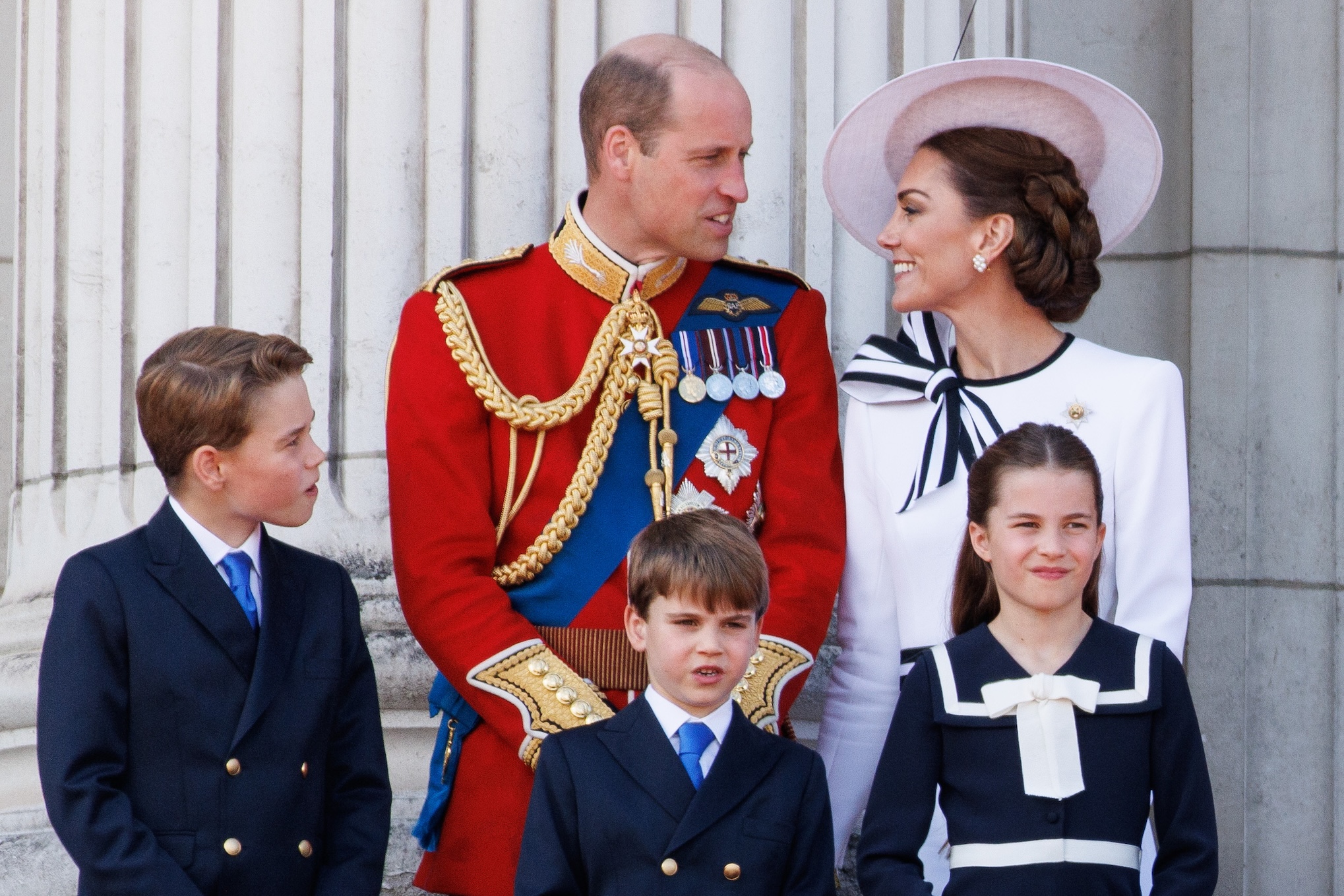 H Kate Middleton και ο πρίγκιπας William με τα τρία τους παιδιά παρακολουθούν την αεροπορική επίδειξη από το μπαλκόνι του Μπάκιγχαμ κατά την ετήσια παρέλαση του Trooping the Colour, στις 15 Ιουνίου 2024