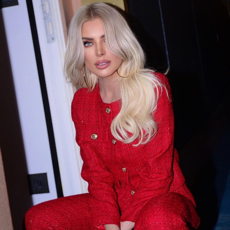 Η Κατερίνα Καινούργιου με κόκκινο κοστούμι