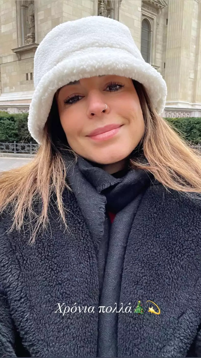 Η Κατερίνα Παπουτσάκη με γούνινο σκουφάκι