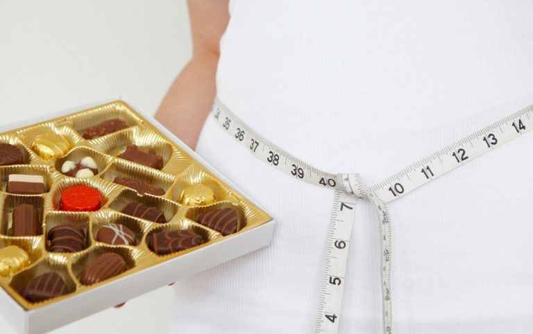 Γυναίκα με γλυκά στα χέρια