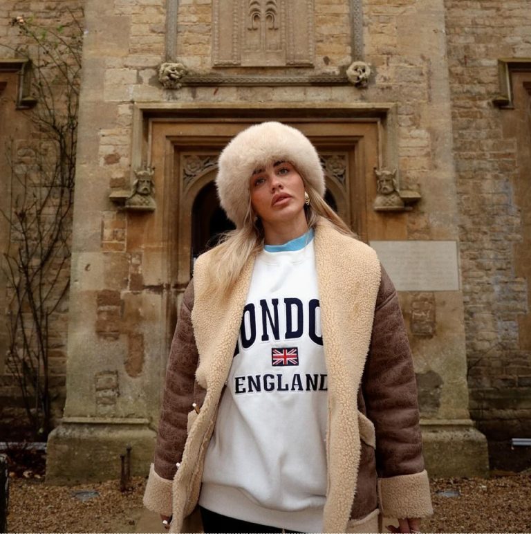 Η κόνι Μεταξά με γούνινο σκουφάκι