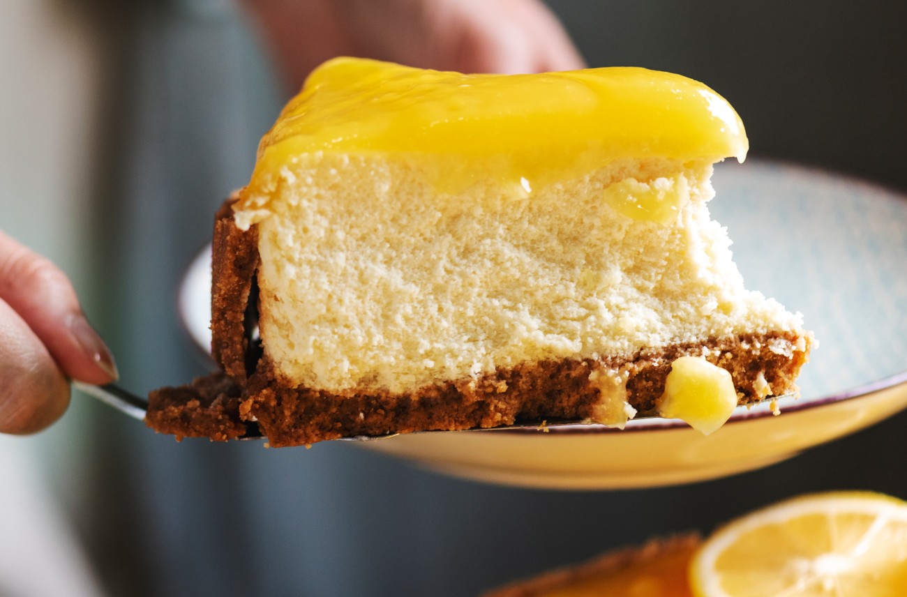 Γλυκό με λεμόνια και μπισκότο. Το τοπ του τσιζκέικ γίνεται από μαρμελάδα λεμόνι.