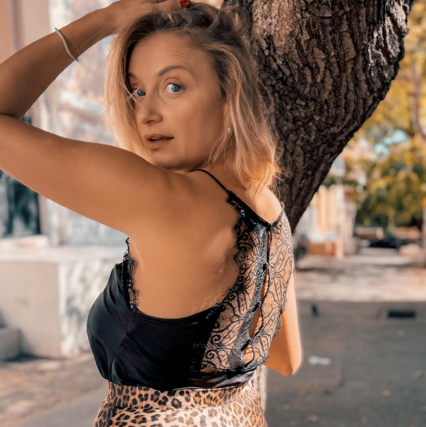 Η Λένα Δροσάκη με animal print φούστα