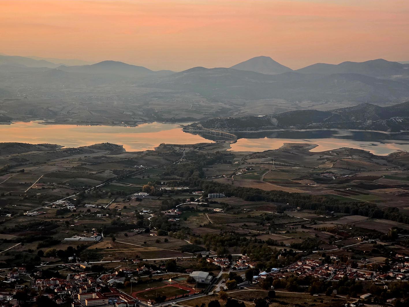 Η περιοχή της λίμνης Πολυφύτου όπου γίνεται η καλλιέργεια των μήλων.