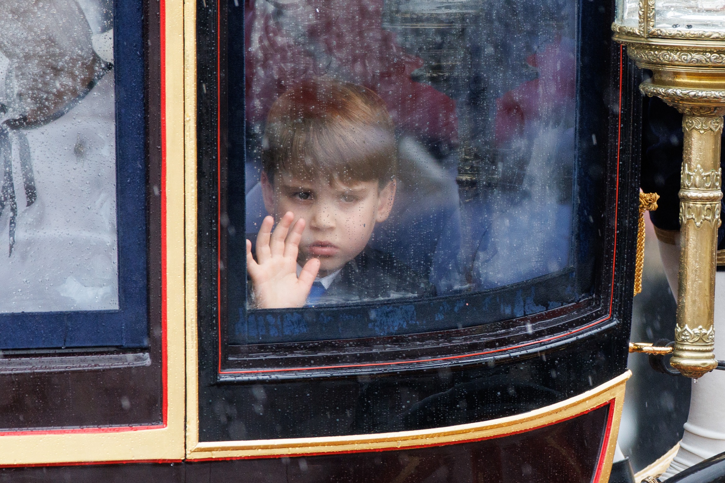O πρίγκιπας Louis επιβαίνει στην άμαξα από τη Horse Guards Parade στα Ανάκτορα του Μπάκιγχαμ στη διάρκεια του Trooping the Colour στις 15 Ιουνίου 2024.