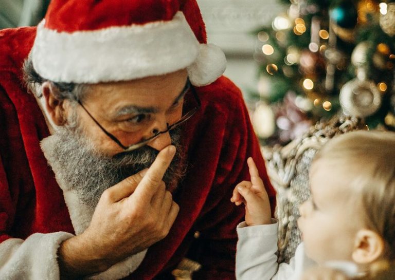 O Άγιος Βασίλης με ένα μικρό αγοράκι
