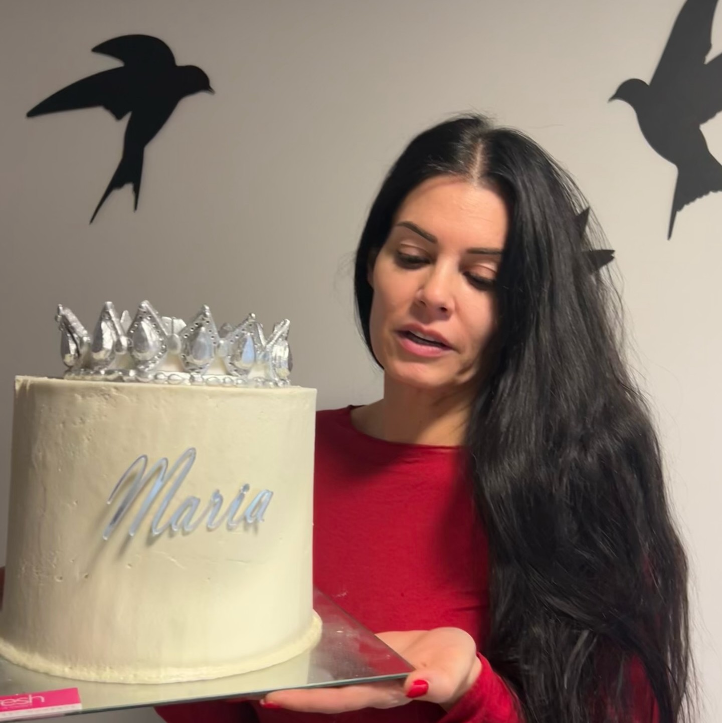 Η Μαρία Κορινθίου κρατά μία λευκή τούρτα γενεθλίων