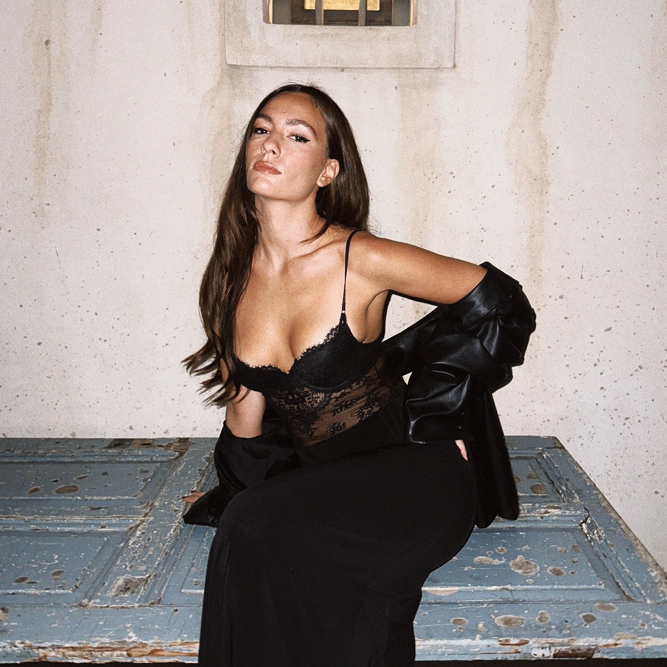 Η influencer Μαρία Παπαγεωργίου με μαύρο outfit