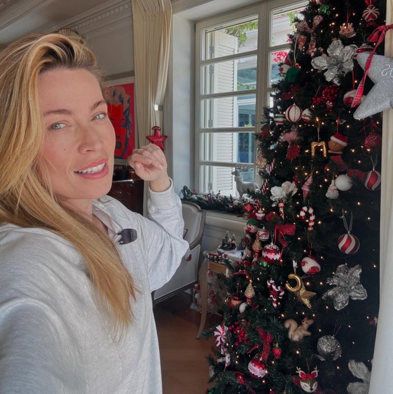 Η Μαριέττα Χρουσαλά δίπλα στο χριστουγεννιάτικο δέντρο