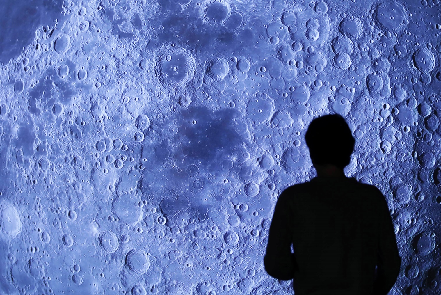 Ένας επισκέπτης κοιτάζει μια από τις εικόνες που εκτίθενται στο πλαίσιο της έκθεσης «Άρης. Red Mirror» στο Contemporary Culture Centre (CCCB) στη Βαρκελώνη, Ισπανία, 24 Φεβρουαρίου 2021.