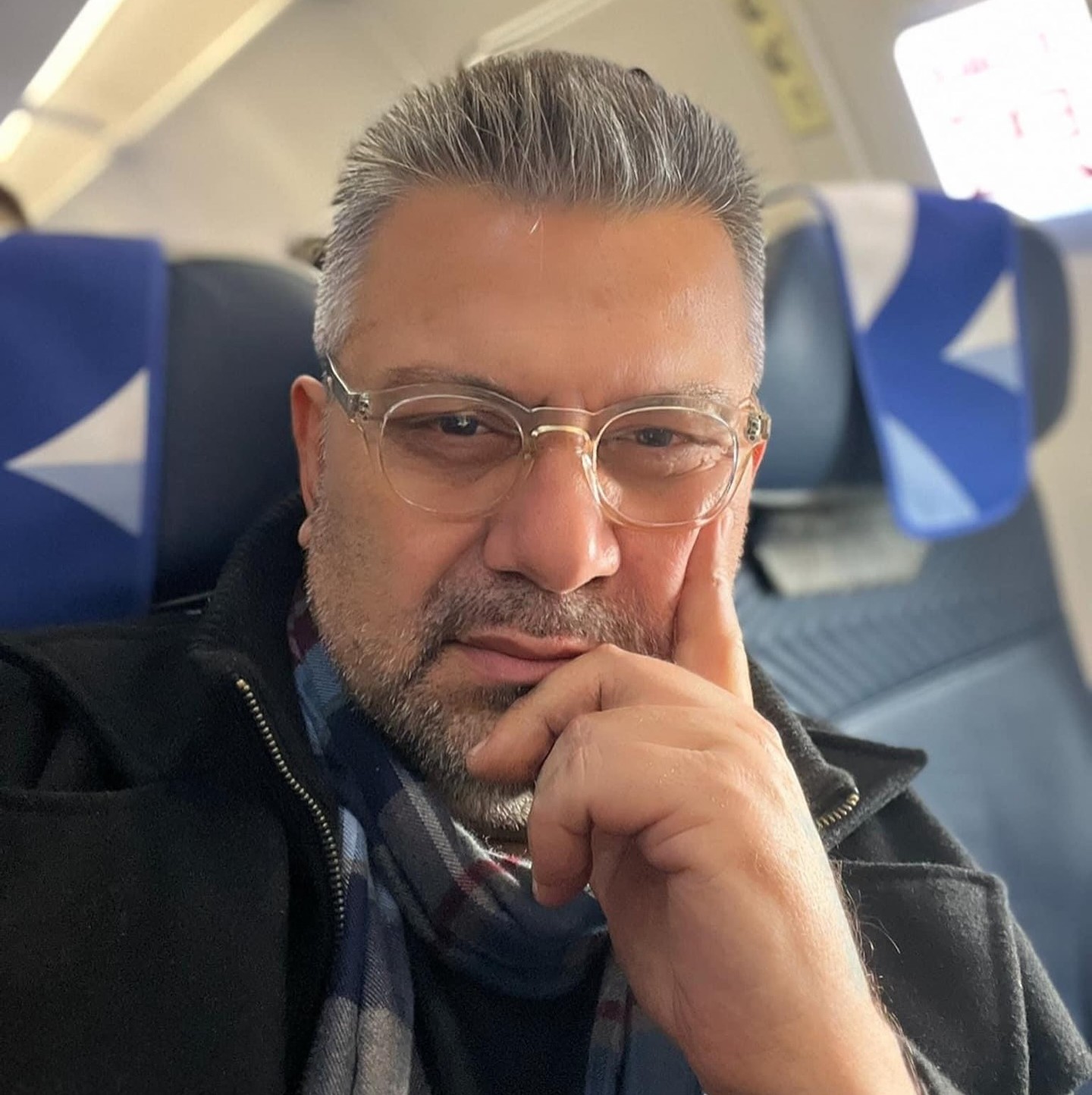 Ο τραγουδιστής Ματθαίος Γιαννούλης στο αεροπλάνο