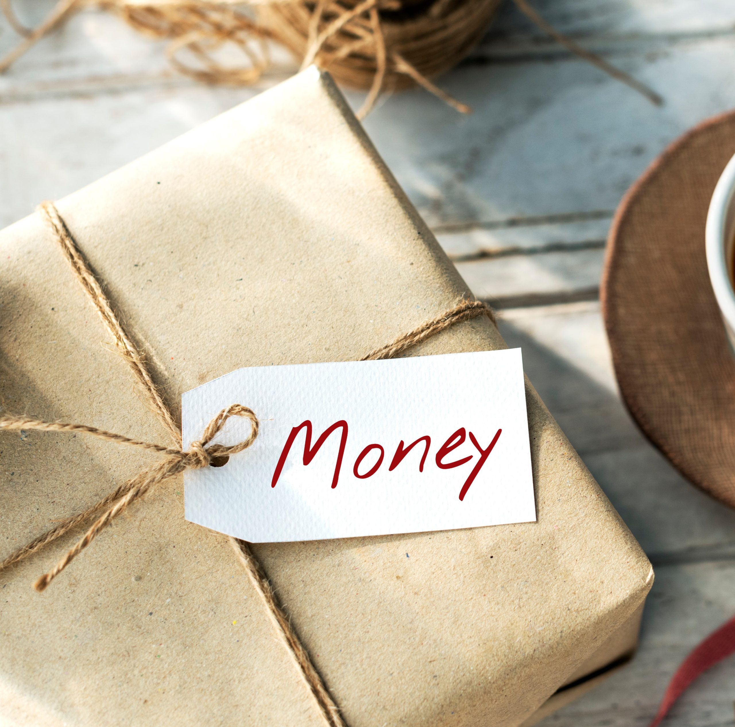 Πακέτο διπλωμένο με καρτέλα που γράφει money