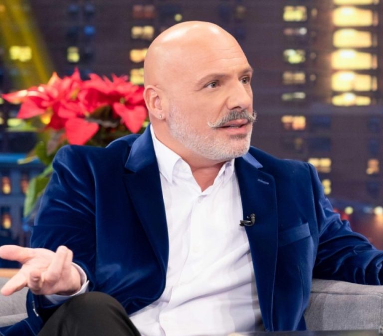 Ο Νίκος Μουτσινάς στην εκπομπή The 2night Show