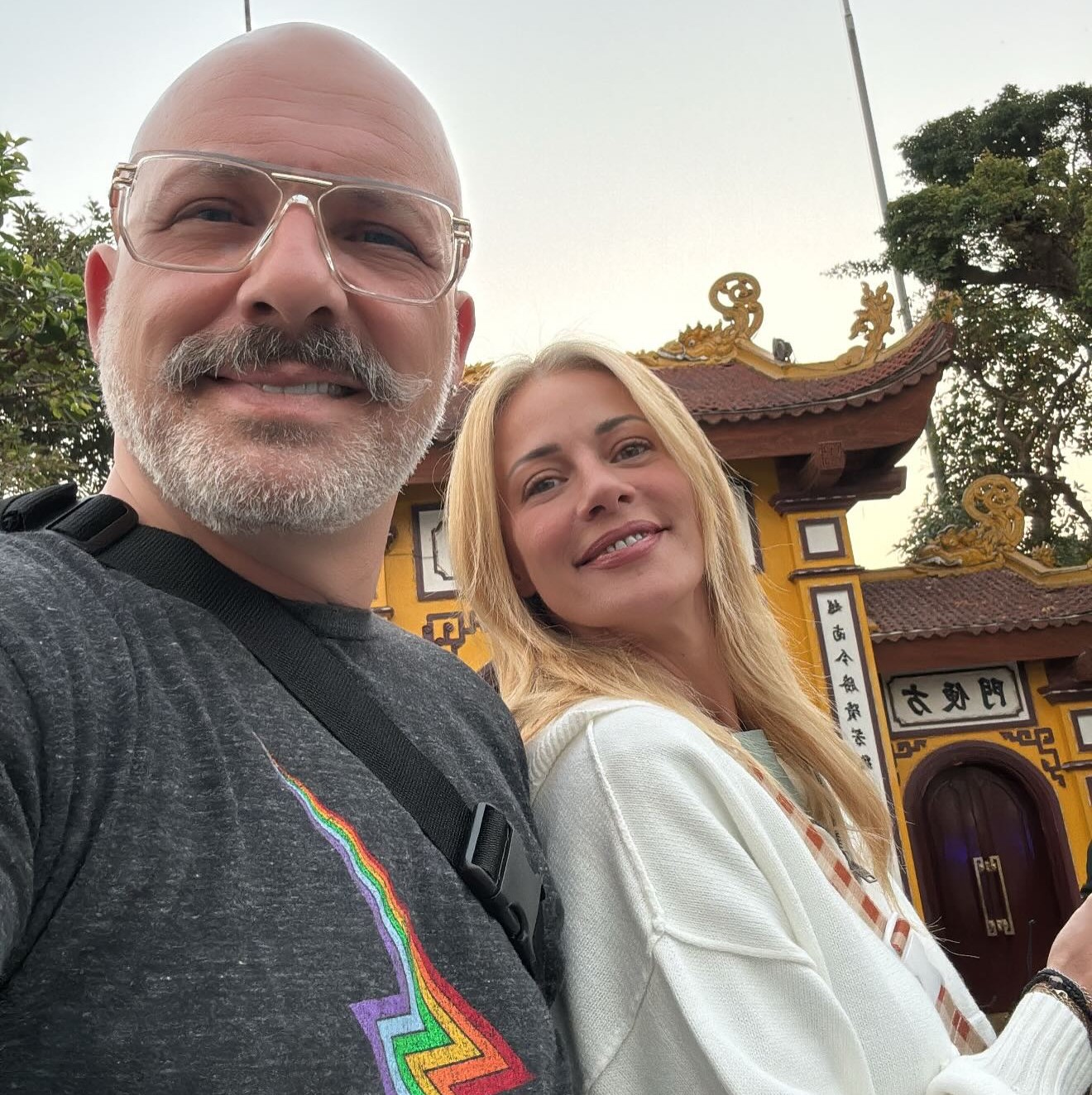 Η Ζέτα Μακρυπούλια και ο Νίκος Μουτσινάς στο Βιετνάμ