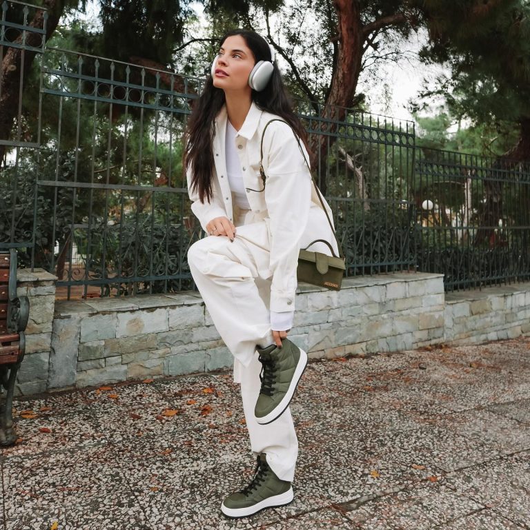 Η Χριστίνα Μπόμπα σε περίπατο με ακουστικά